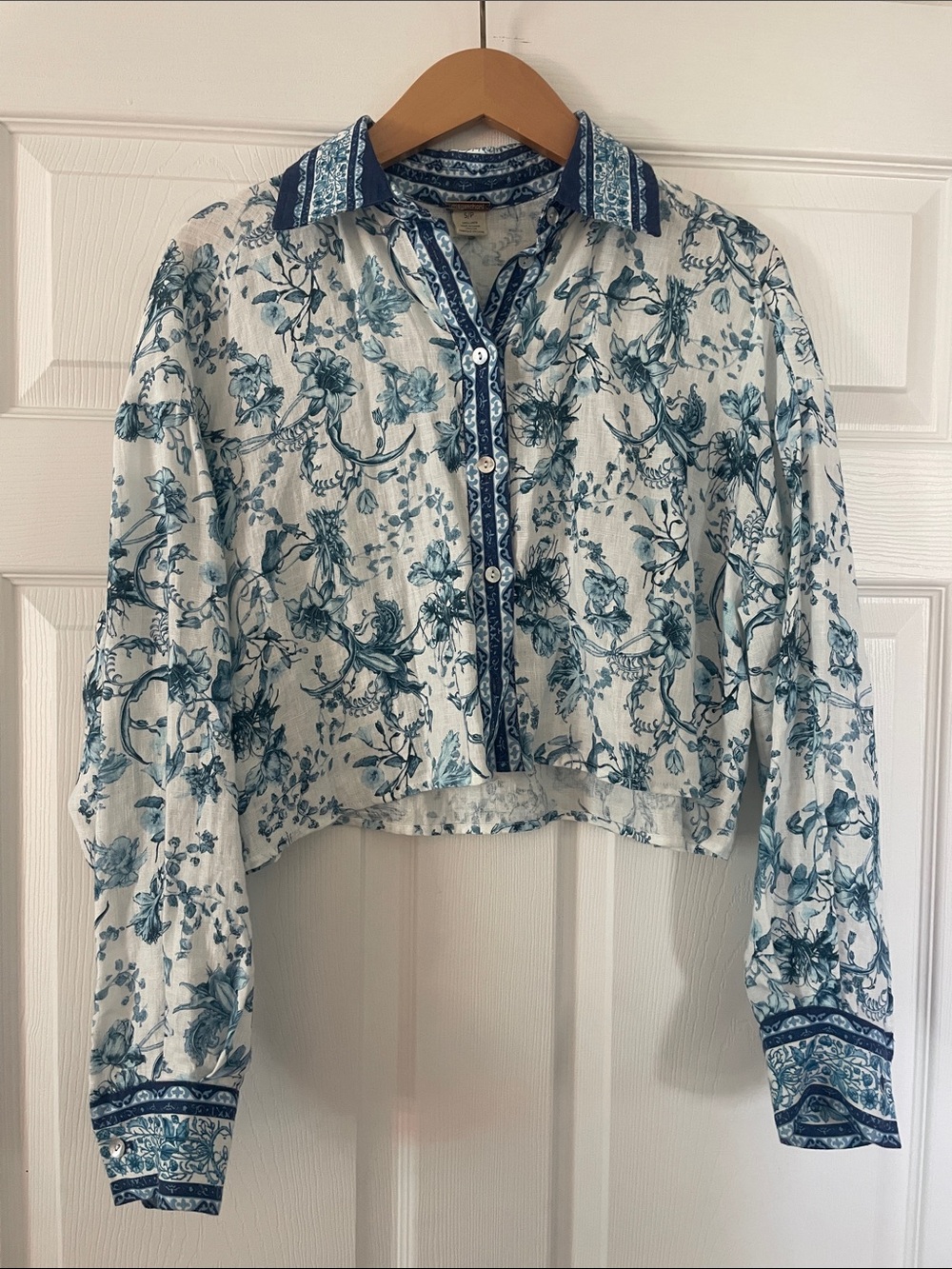 Women's Linen Blue Floral Button-Front Crop Shirt size S